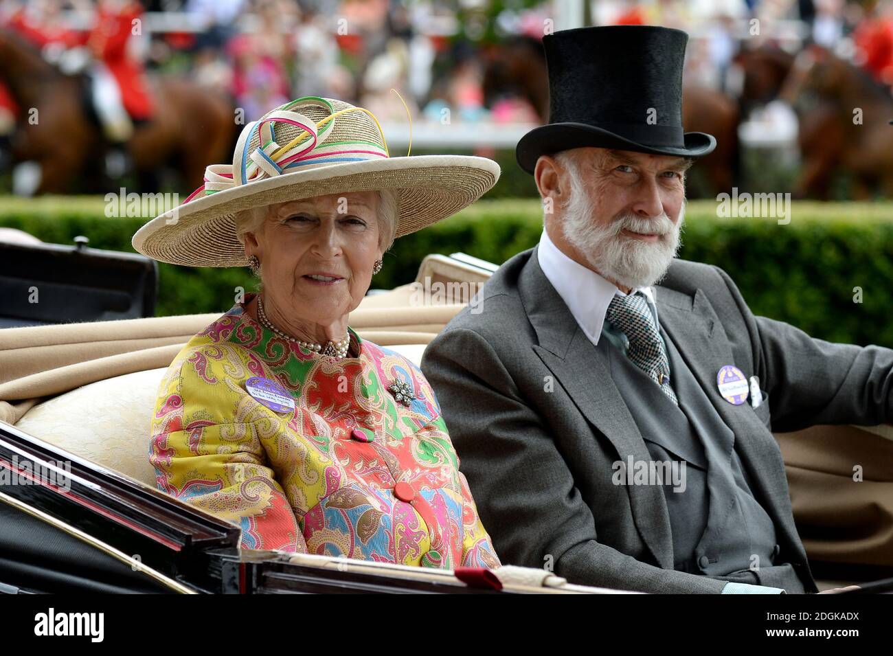 La princesse Alexandra, l'honorable Lady Ogilvy (à gauche) et le prince Michael de Kent (à droite) pendant la procession royale avant le début des courses. (Crédit obligatoire : DOUG PETERS/EMPICS Entertainment) Banque D'Images