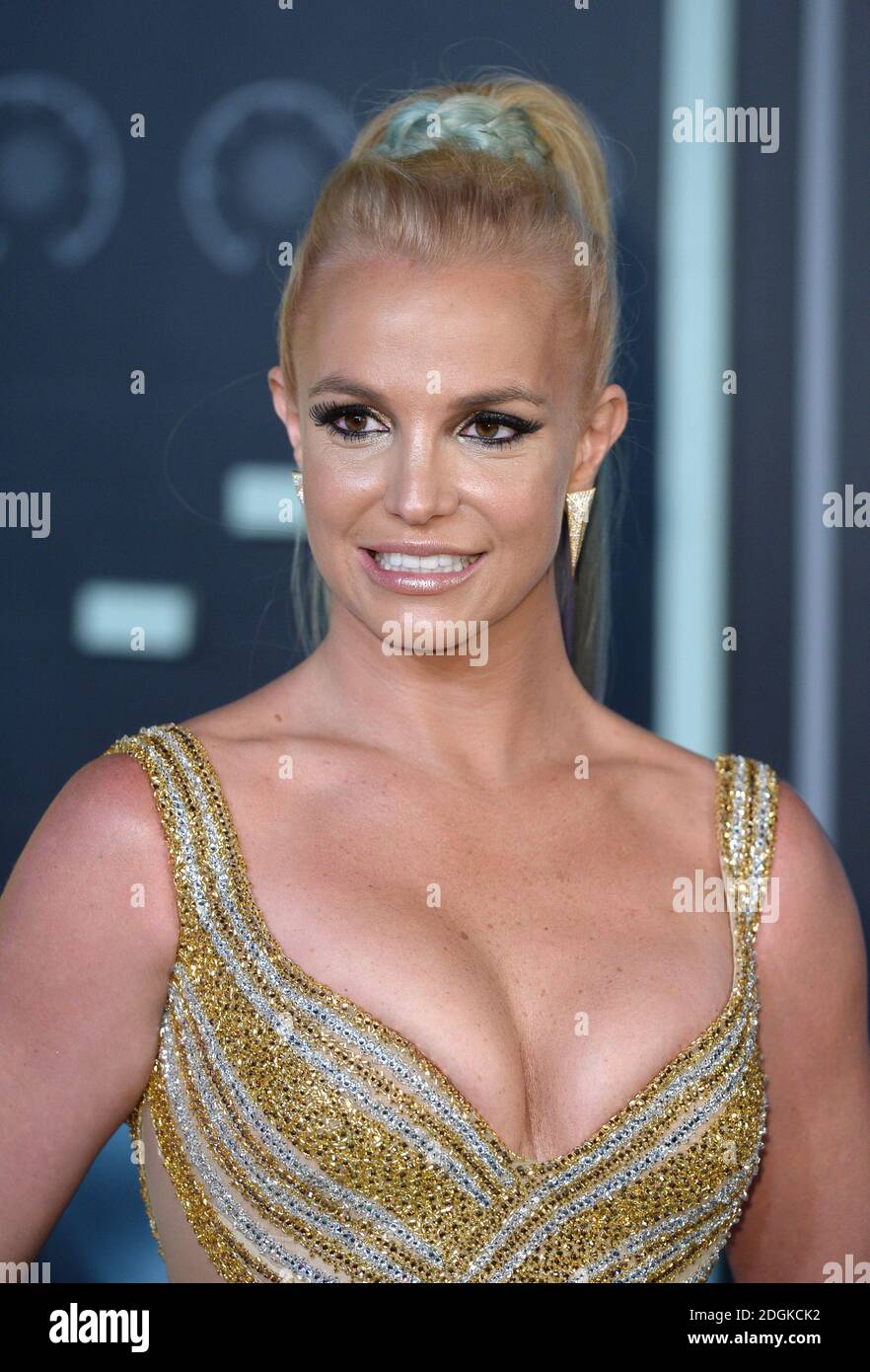 Britney Spears arrive sur le tapis rouge aux MTV Video Music Awards 2015, au Microsoft Theatre, Los Angeles. Le crédit photo doit être lu par Doug Peters/EMPICS Entertainment Banque D'Images