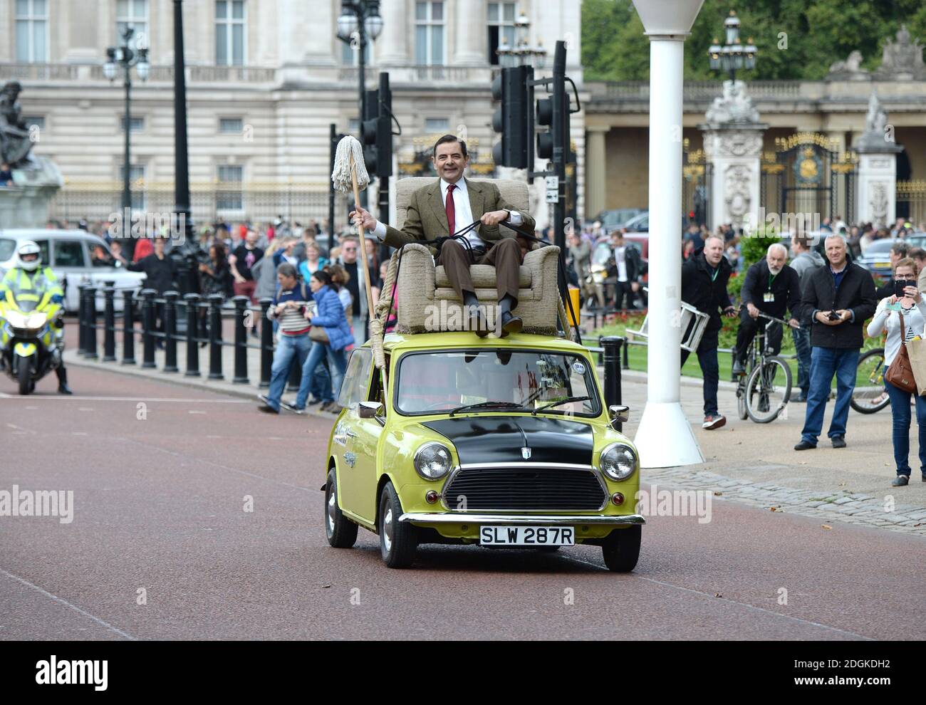 Rowan Atkinson comme M. Bean au Palais de Buckingham pour lancer le nouveau DVD de M. Bean et pour célébrer le 25e anniversaire de la création du personnage. Banque D'Images