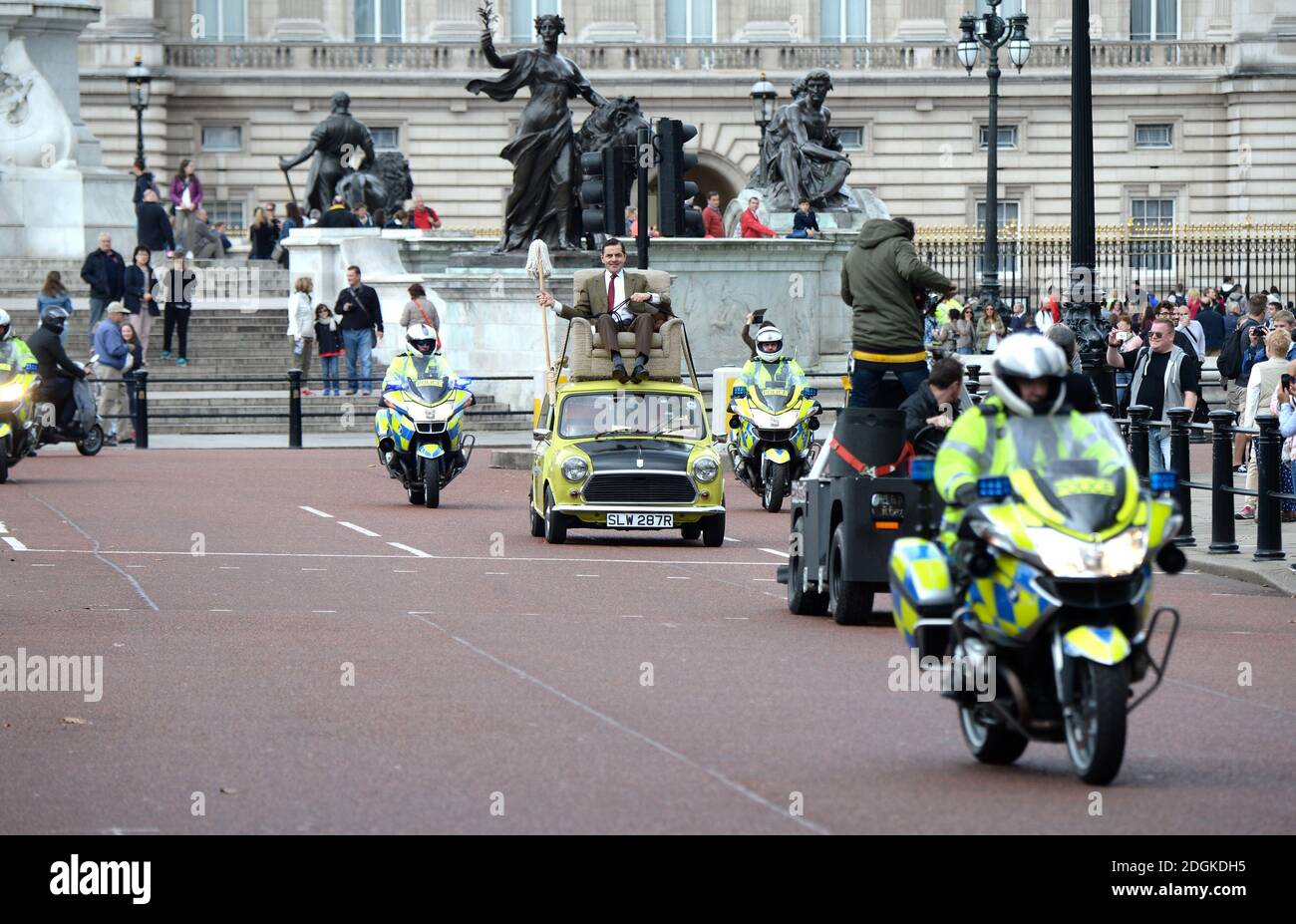Rowan Atkinson comme M. Bean au Palais de Buckingham pour lancer le nouveau DVD de M. Bean et pour célébrer le 25e anniversaire de la création du personnage. Banque D'Images