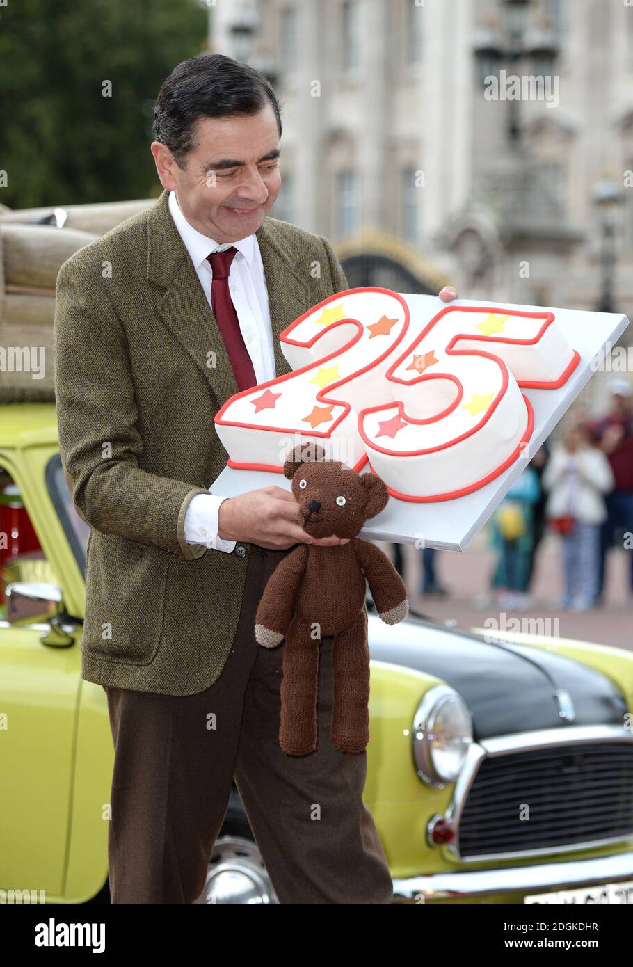 Rowan Atkinson comme M. Bean au Palais de Buckingham pour lancer le nouveau DVD de M. Bean et pour célébrer le 25e anniversaire de la création du personnage. Banque D'Images