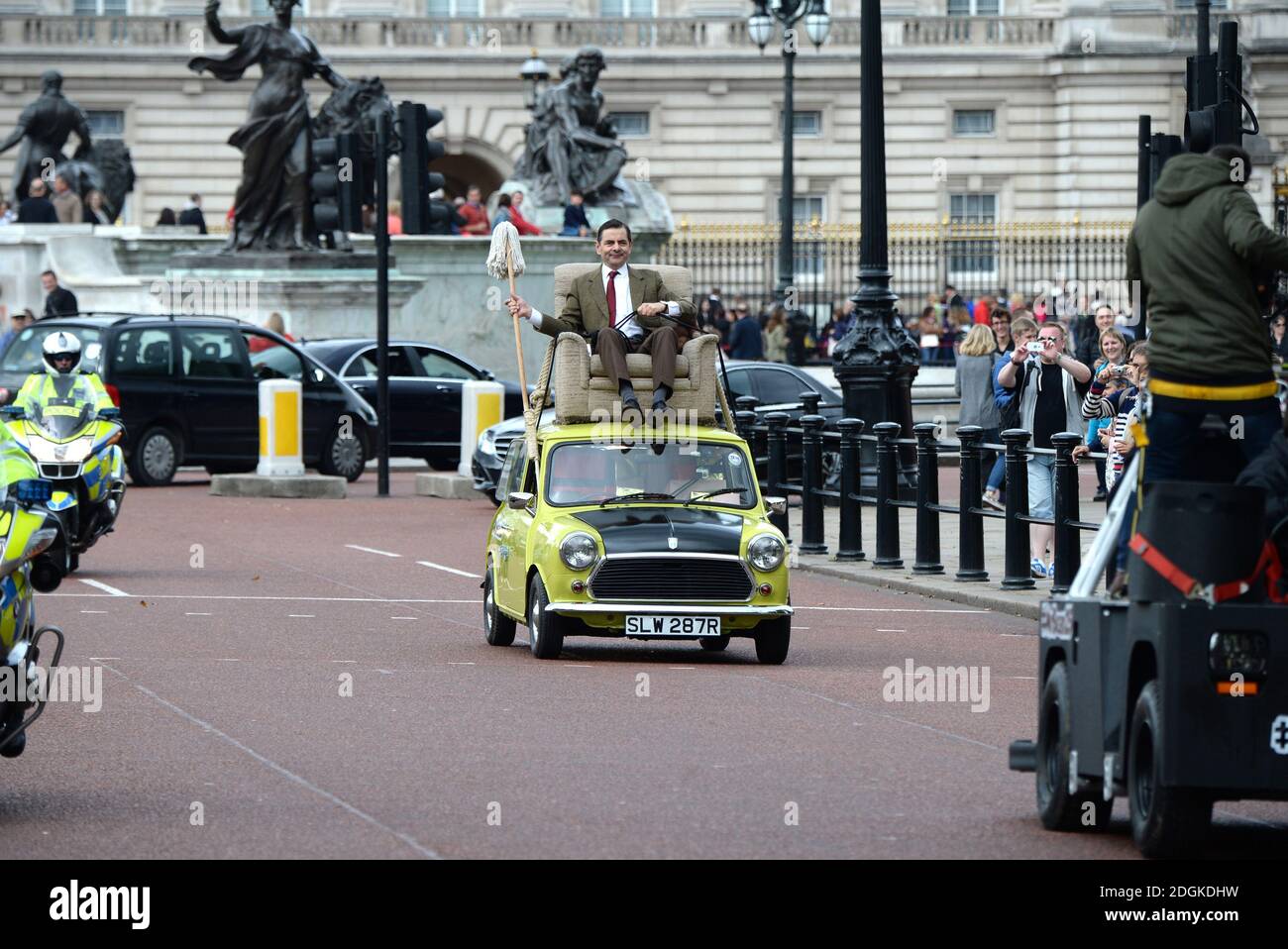 Rowan Atkinson comme M. Bean au Palais de Buckingham pour lancer le nouveau DVD de M. Bean et pour célébrer le 25e anniversaire de la création du personnage. Banque D'Images