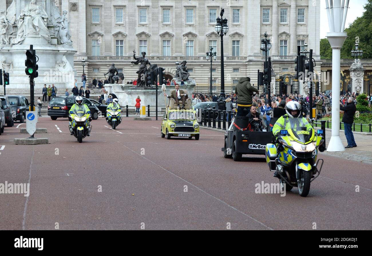 Rowan Atkinson comme M. Bean au Palais de Buckingham pour lancer le nouveau DVD de M. Bean et pour célébrer le 25e anniversaire de la création du personnage. Banque D'Images