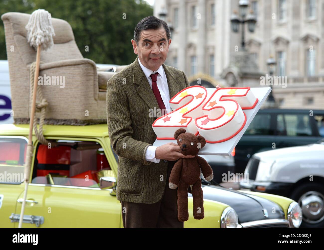 Rowan Atkinson comme M. Bean au Palais de Buckingham pour lancer le nouveau DVD de M. Bean et pour célébrer le 25e anniversaire de la création du personnage. Banque D'Images