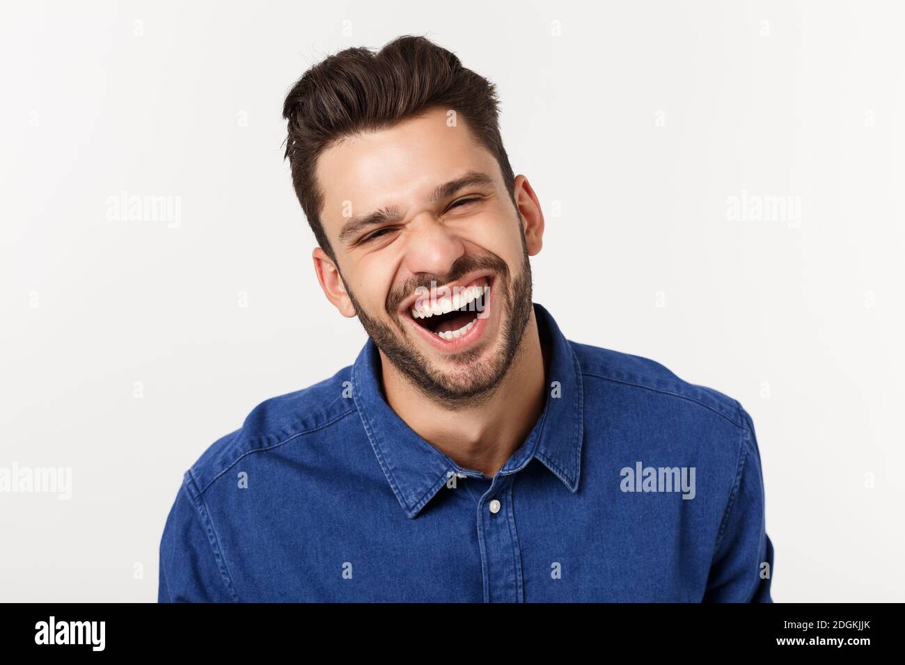 Charmant beau. Beau jeune homme dans une tenue décontractée tout en se tenant isolé sur fond blanc Banque D'Images