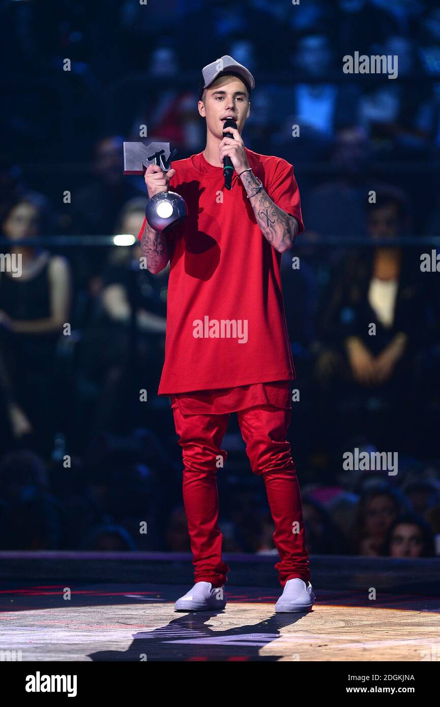 Justin Bieber reçoit le prix du meilleur look lors des MTV Europe Music Awards 2015, au Mediolanum, Assago, Milan. Banque D'Images