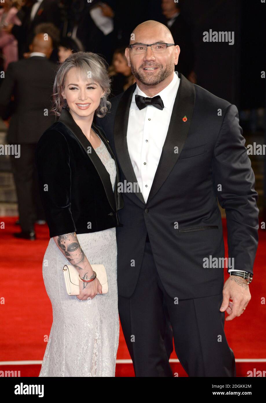 Sarah Jade et Dave Bautista assistent à la première mondiale de Specter, qui s'est tenue au Royal Albert Hall à Londres. Banque D'Images