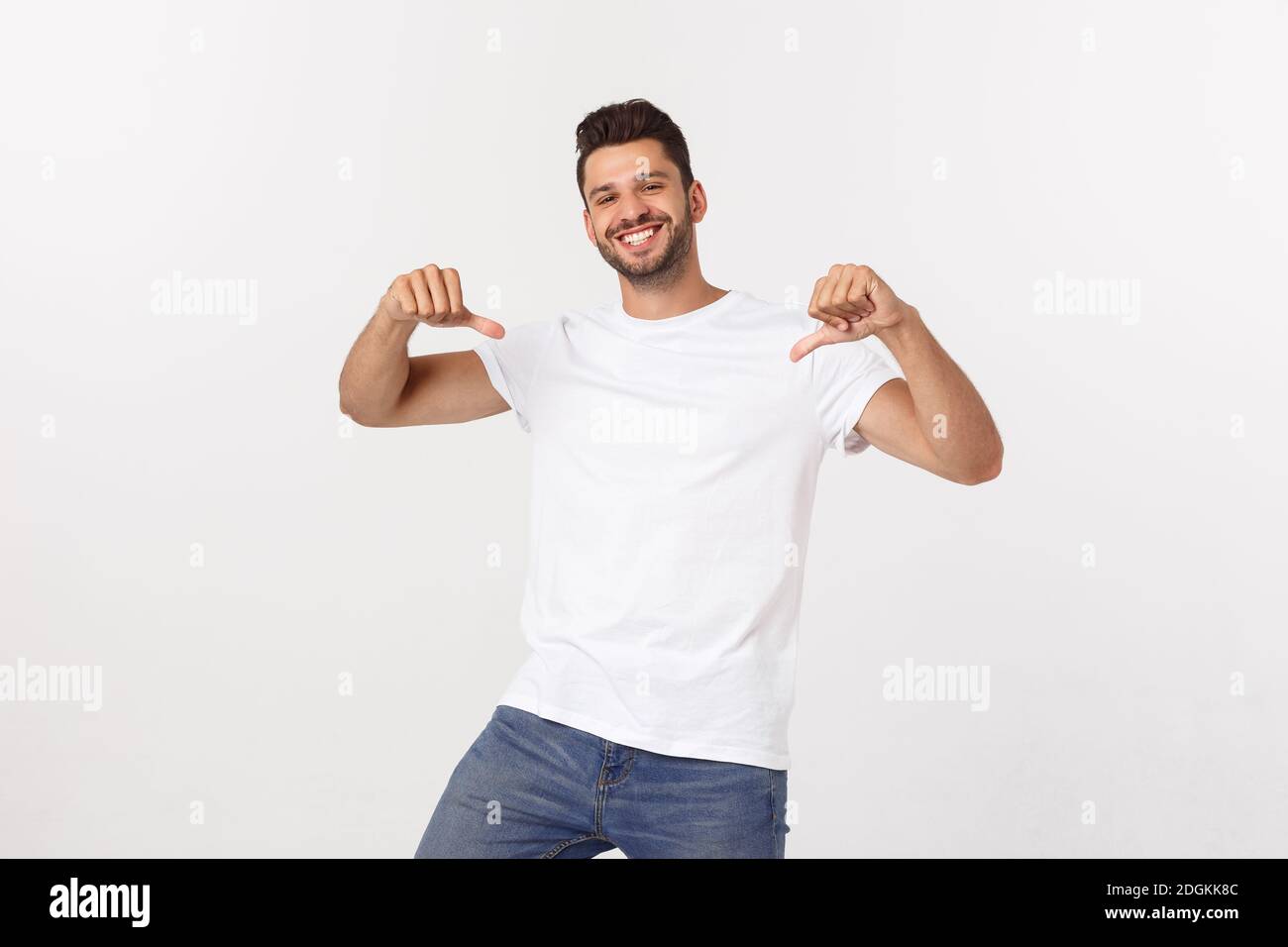 Charmant beau. Beau jeune homme dans une tenue décontractée tout en se tenant isolé sur fond blanc Banque D'Images