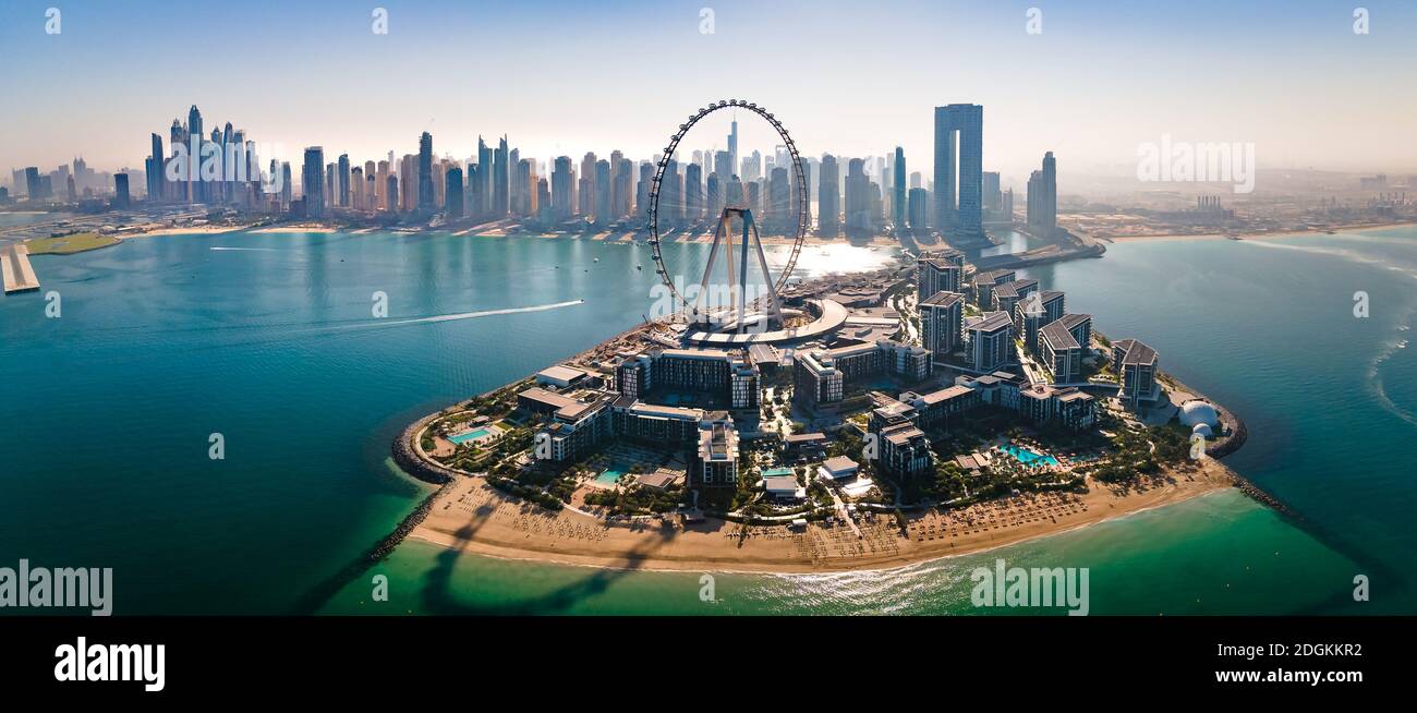 Bluewaters Island et Ain Dubai Ferris Wheel On à Dubaï, Émirats arabes Unis avec la plage JBR et la marina de Dubaï vue aérienne sur la ville Banque D'Images