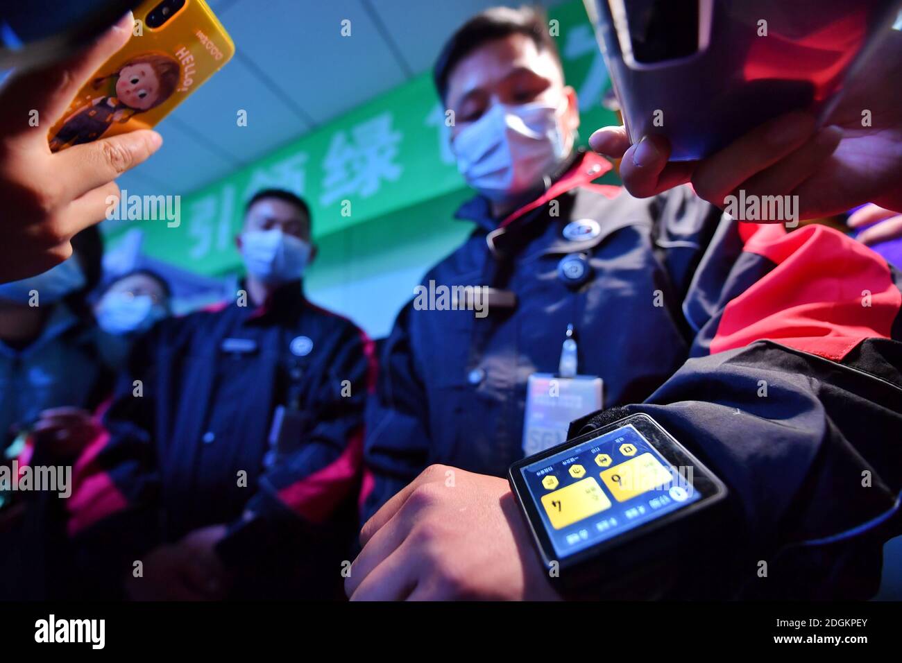 Un membre du personnel de Shunfeng présente le dispositif de lecture express portable intelligent Sur sa manche sur le Festival de shopping de Double Eleven à Un centime logistique SF Express Banque D'Images