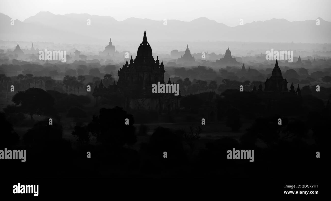 Cette photo prise le 8 janvier 2013 montre une vue aérienne des temples de Bagan, une ville ancienne et un site classé au patrimoine mondial de l'UNESCO. Banque D'Images