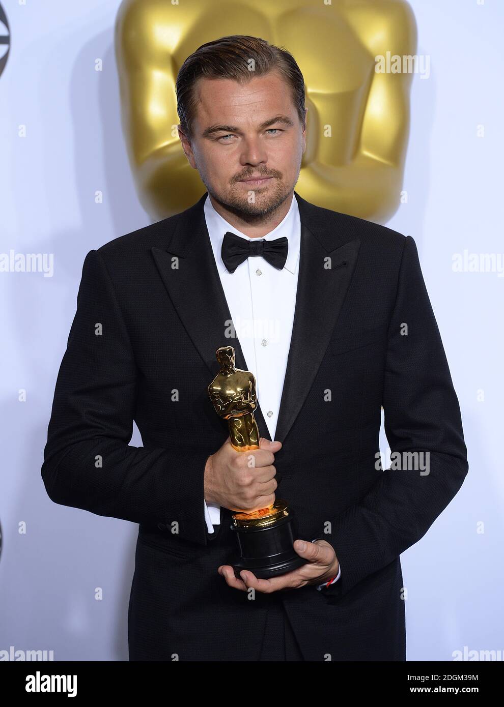 Leonardo DiCaprio avec l'Oscar du meilleur acteur pour 'le revenant' dans la salle de presse des 88e Academy Awards qui se tiennent au Dolby Theatre à Hollywood, Los Angeles, CA, Etats-Unis, le 28 février 2016. Banque D'Images