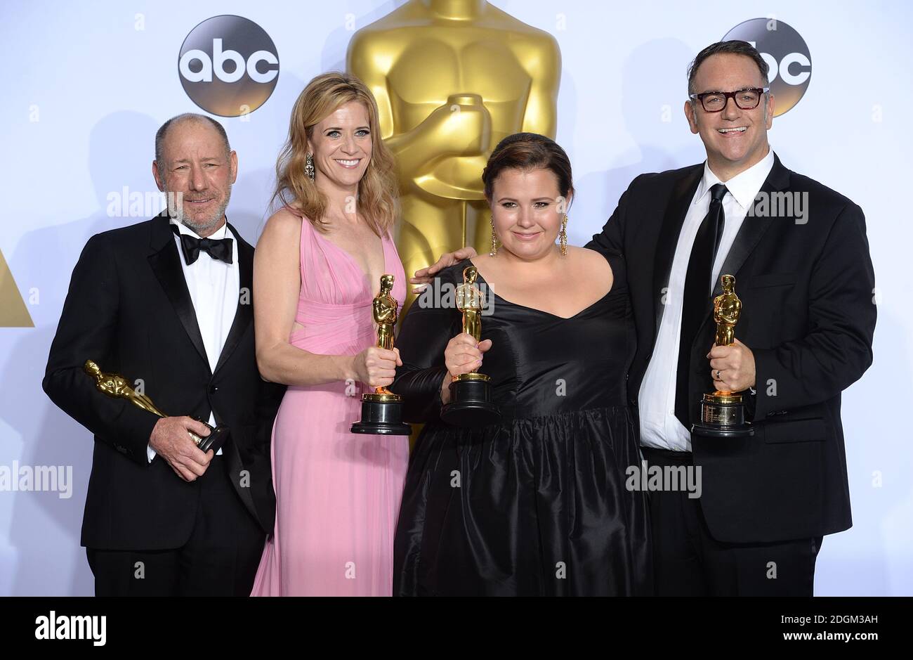 (De gauche à droite) Steve Golin, Blye Pagon Faust, Nicole Rocklin et Michael Sugar avec le Academy Award for Best Picture for Spotlight dans la salle de presse des 88e Academy Awards qui se tiennent au Dolby Theatre à Hollywood, Los Angeles, CA, USA, le 28 février 2016. Banque D'Images