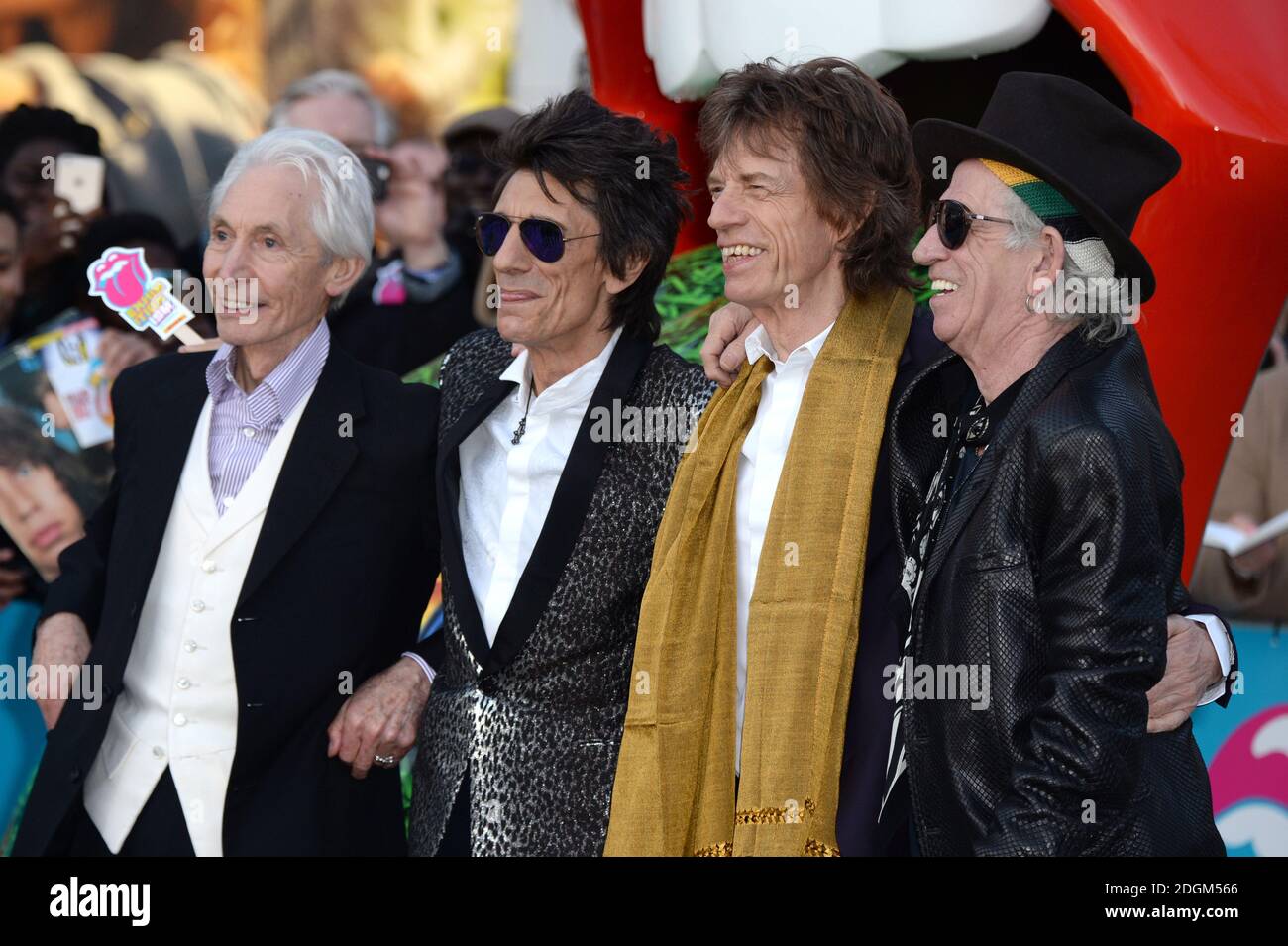 Mick Jagger, Keith Richards, Ronnie Wood et Charlie Watts des Rolling Stones arrivant à l'exhibitionnisme, le gala d'ouverture de l'exposition Rolling Stones à la Saatchi Gallery, Londres. Banque D'Images