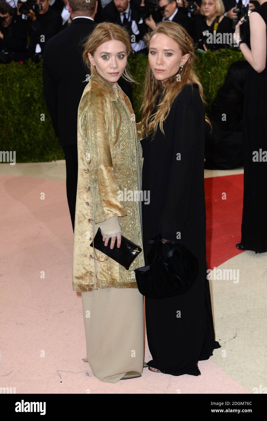 Mary-Kate et Ashley Olsen assistant au Metropolitan Museum of Art met Gala 2016, à New York, aux États-Unis. Le crédit photo devrait se lire comme suit : Doug Peters/EMPICS Entertainment Banque D'Images