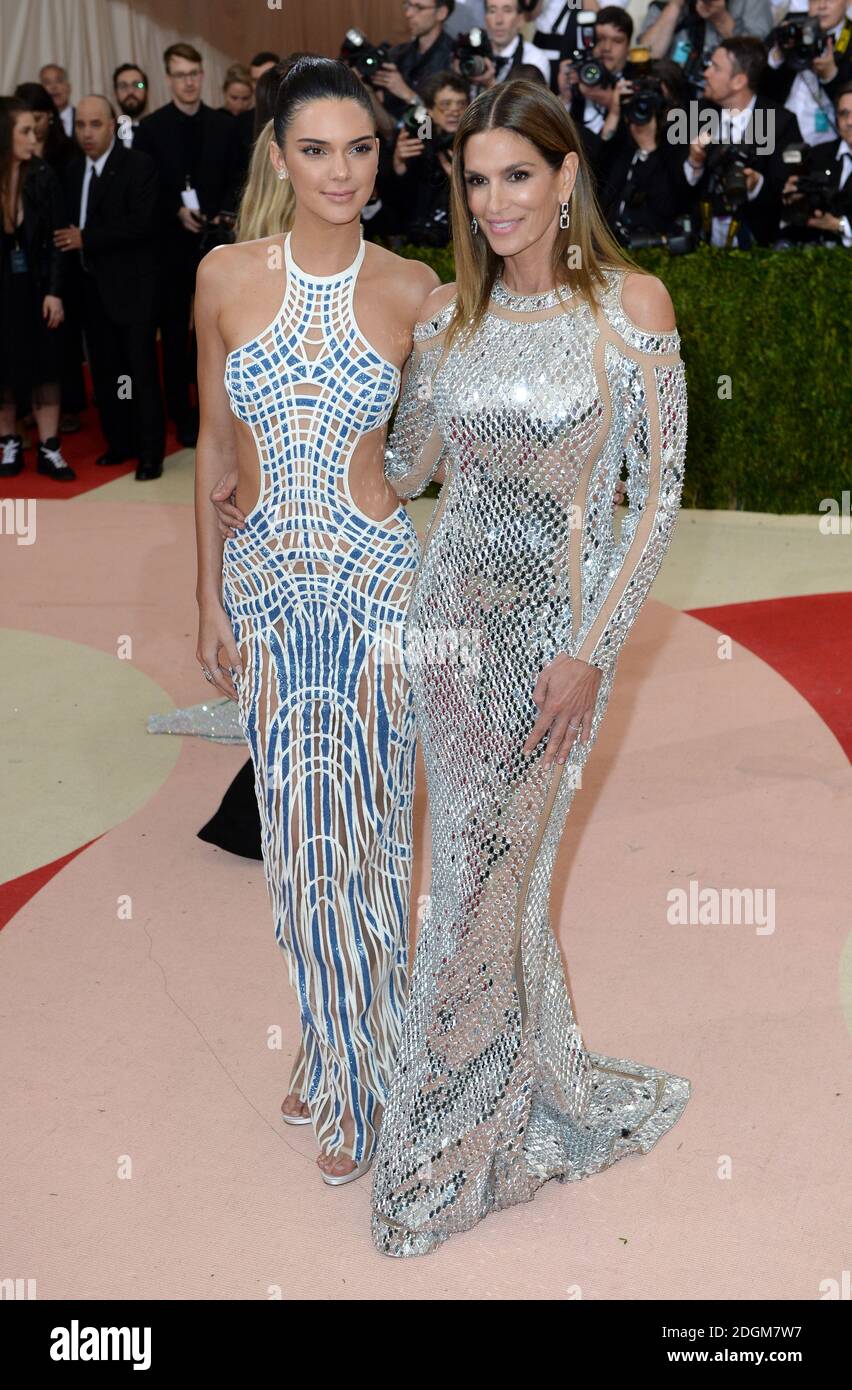 Kendall Jenner et Cindy Crawford assistant au Metropolitan Museum of Art met Gala 2016, à New York, aux États-Unis. Le crédit photo devrait se lire comme suit : Doug Peters/EMPICS Entertainment Banque D'Images