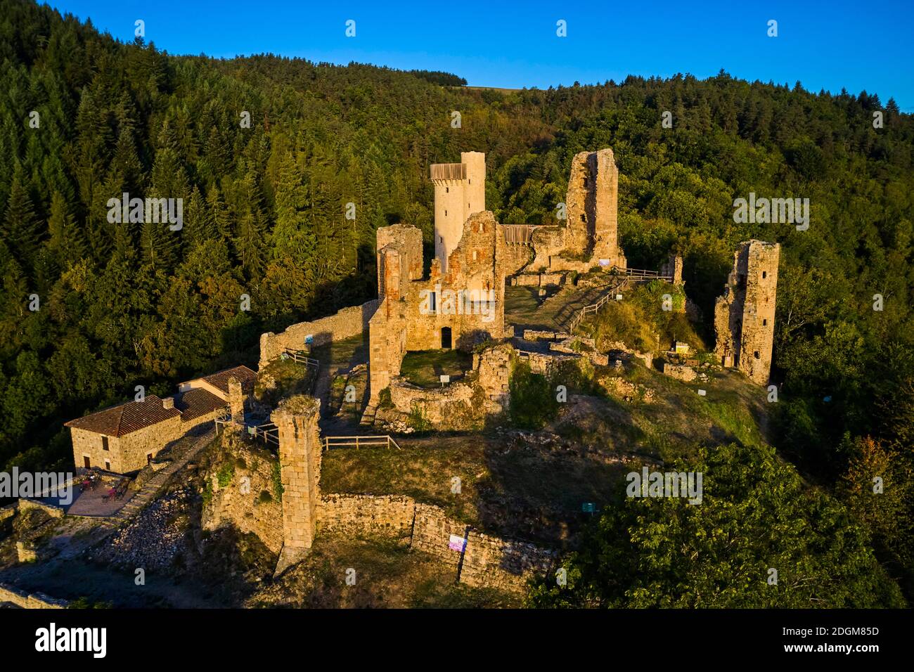 France, haute-Loire (43), Bas-en-Basset, Château de Rochebaron, Vallée de  la Loire, (vue aérienne Photo Stock - Alamy