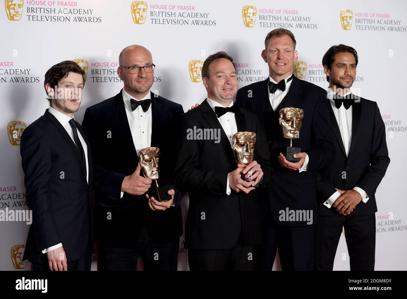 James Honeyborne (deuxième à gauche), aux côtés d'Iwan Rheon, (à gauche) avec le prix du meilleur événement en direct: Big Blue Live dans la salle de presse The House of Fraser BAFTA TV Awards 2016 au Royal Festival Hall, Southbank, Londres. Banque D'Images