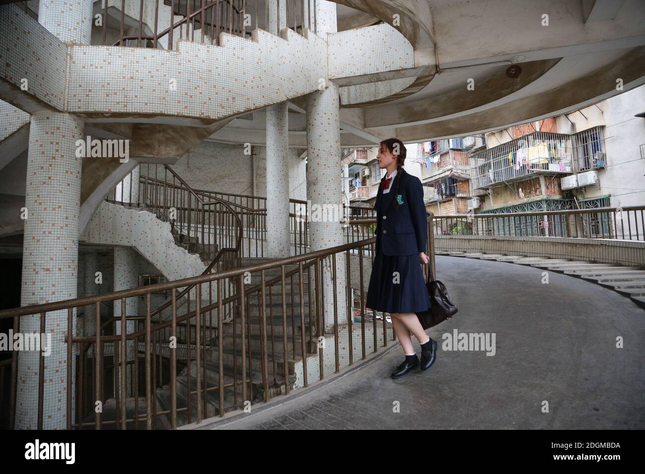 Vue sur les escaliers de Penrose à Nanning. Ville de Nanning, région autonome du Guangxi Zhuang, au sud de la Chine, 1er novembre 2020. Un ancien appartement près de Mingxi Banque D'Images