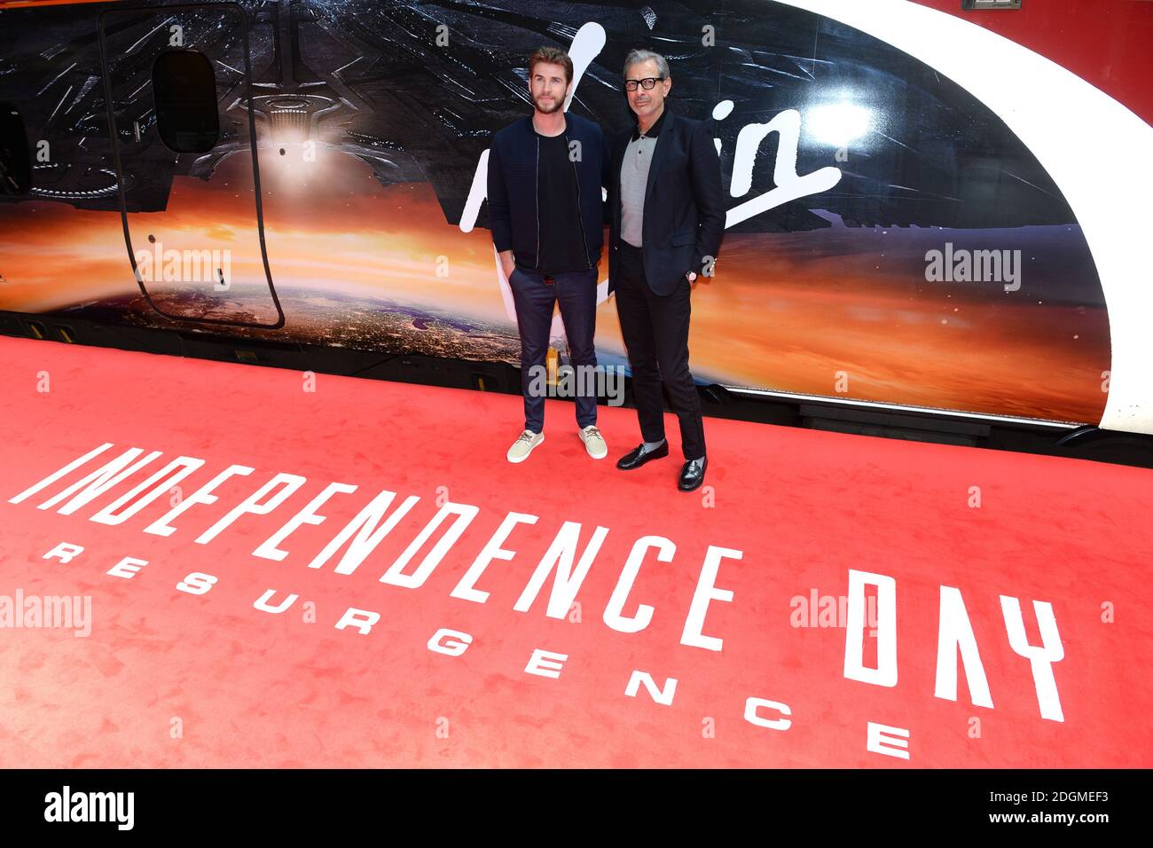 Liam Hemsworth et Jeff Goldblum assistent au dévoilement officiel du jour de l'indépendance : train enroulé de résurgence, Euston Station, Londres. Le crédit photo doit être lu par Doug Peters/EMPICS Entertainment Banque D'Images