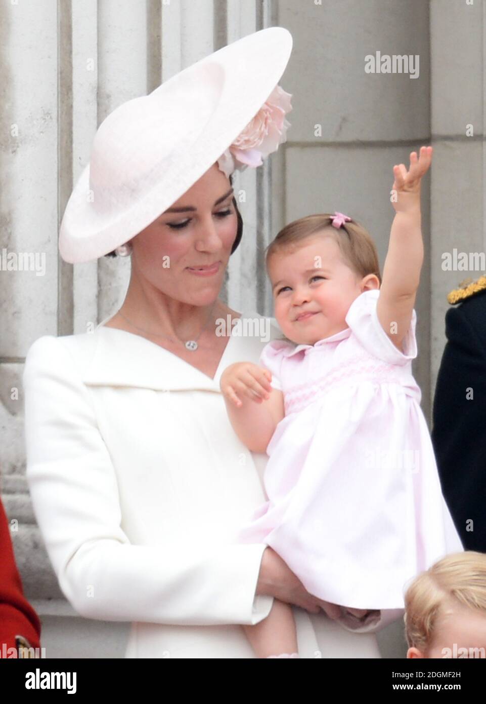 Catherine Duchesse De Cambridge Et La Princesse Charlotte De Cambridge Se Tiennent Sur Le Balcon De Buckingham Palace Apres La Ceremonie De Trooping De La Couleur A Londres Qui Marque Le 90e