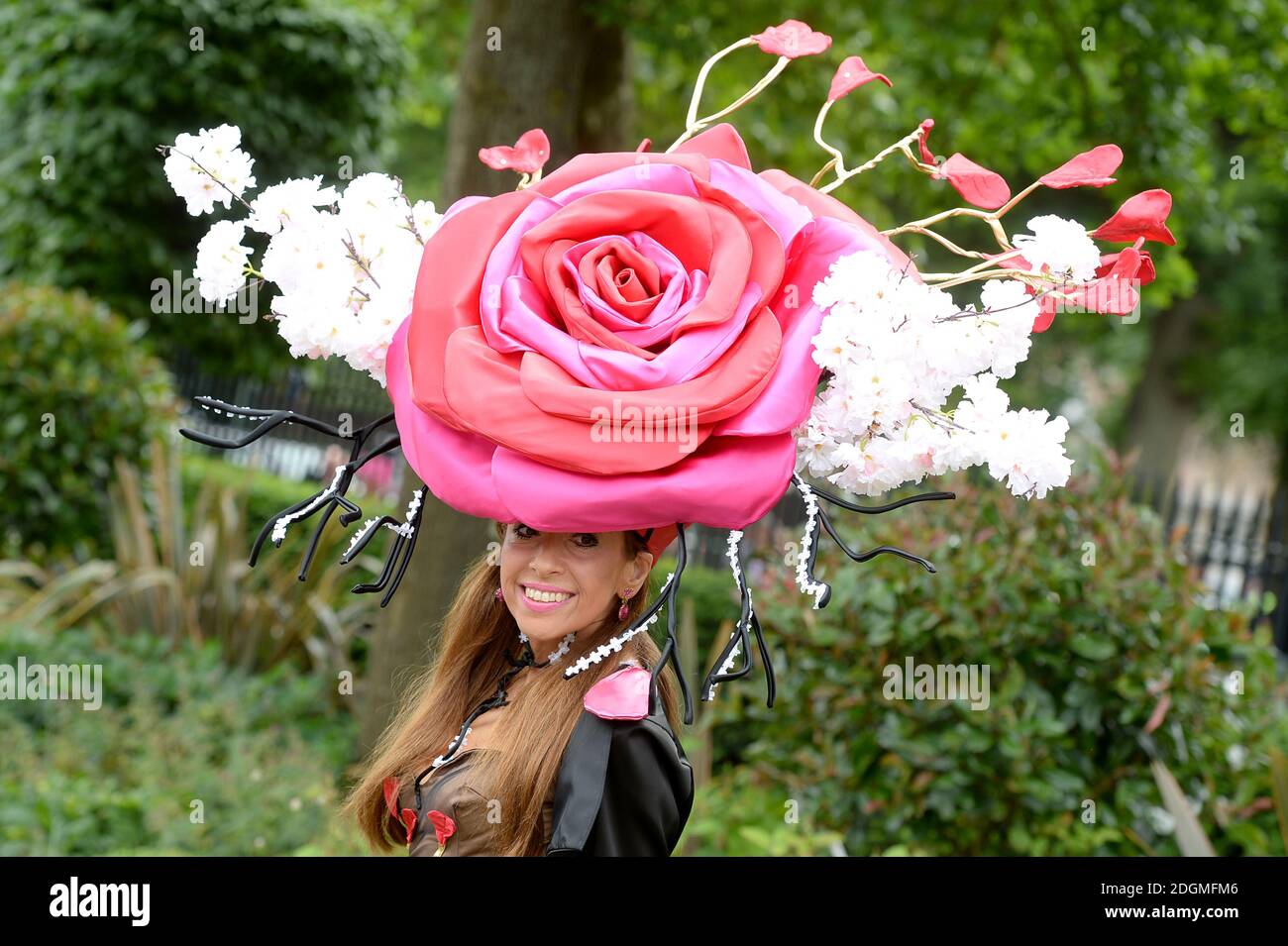 Tracy Rose, concepteur de chapeaux, le troisième jour de Royal Ascot Banque D'Images