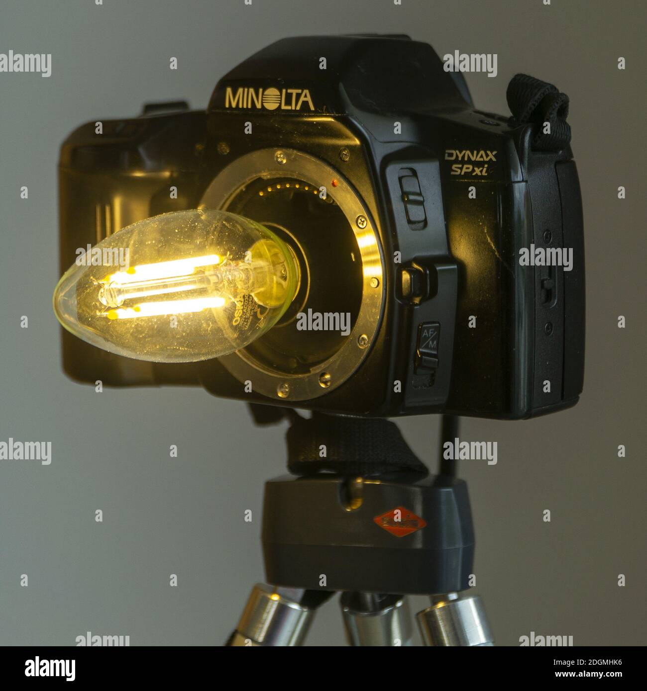 HEILBRONN, ALLEMAGNE - 07 novembre 2020: Une ancienne caméra transformée en lampe de plancher.Eine alte Kamera zur Stehlampe umgebaut. Banque D'Images