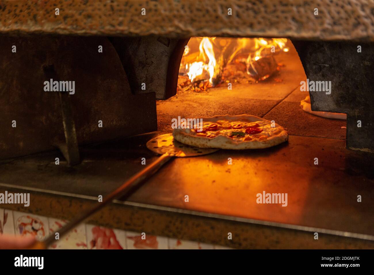 Une pizza est placée dans un four à bois Un restaurant à Rome Photo Stock -  Alamy
