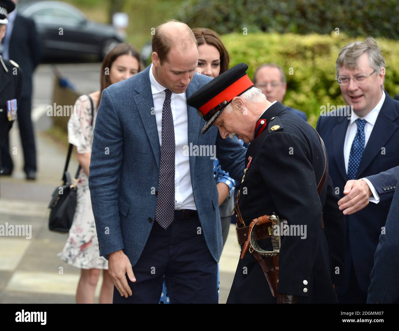 Le duc de Cambridge s'entretient avec le vice-Lord, le lieutenant Jonathan Douglas-Hughes, après s'être renversé lors d'une visite à l'académie des stewards avec Heads Together, Harlow, Essex. Le crédit photo devrait se lire: Doug Peters/EMPICS Entertainment Banque D'Images