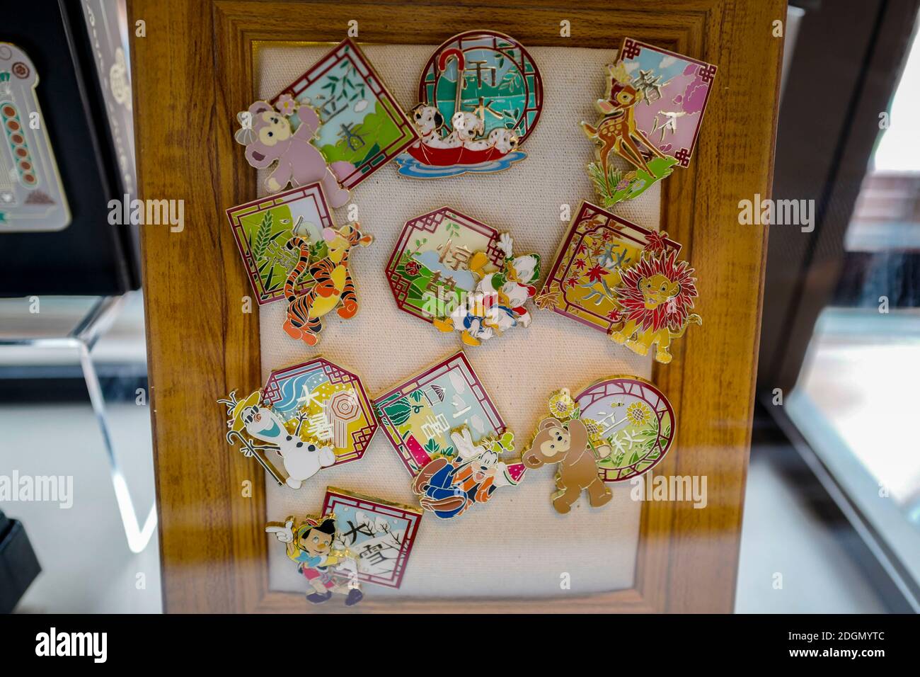 Disney lance des badges avec le thème des vingt-quatre termes solaires et Shanghai, qui est très populaire dans la ville de Shanghai, en Chine, le 1er novembre 2020. Banque D'Images