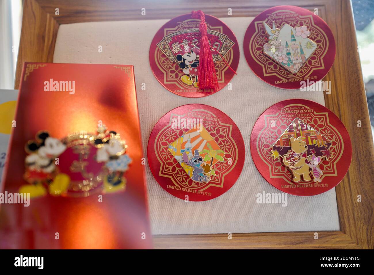 Disney lance des badges avec le thème des vingt-quatre termes solaires et Shanghai, qui est très populaire dans la ville de Shanghai, en Chine, le 1er novembre 2020. Banque D'Images