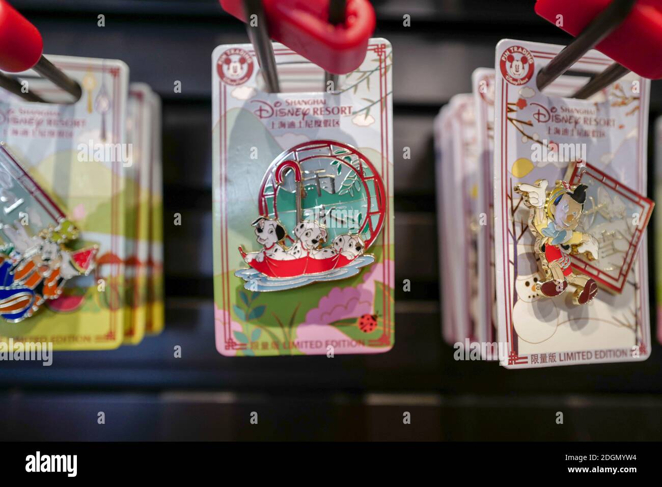 Disney lance des badges avec le thème des vingt-quatre termes solaires et Shanghai, qui est très populaire dans la ville de Shanghai, en Chine, le 1er novembre 2020. Banque D'Images