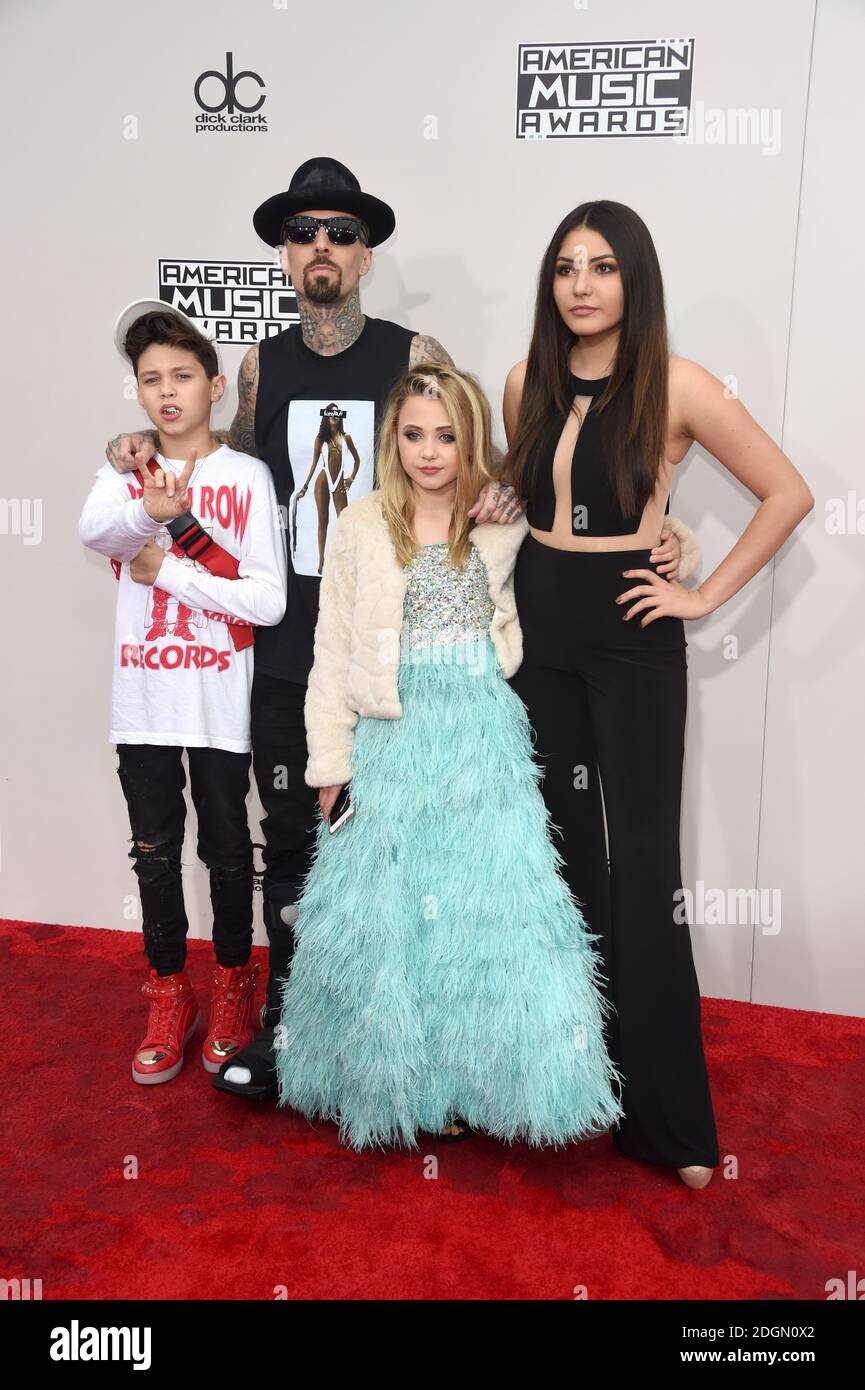 Travis Barker et sa famille arrivent pour les American Music Awards 2016 au Microsoft Theatre de Los Angeles, aux États-Unis. . Le crédit photo devrait se lire comme suit : Doug Peters/EMPICS Entertainment Banque D'Images