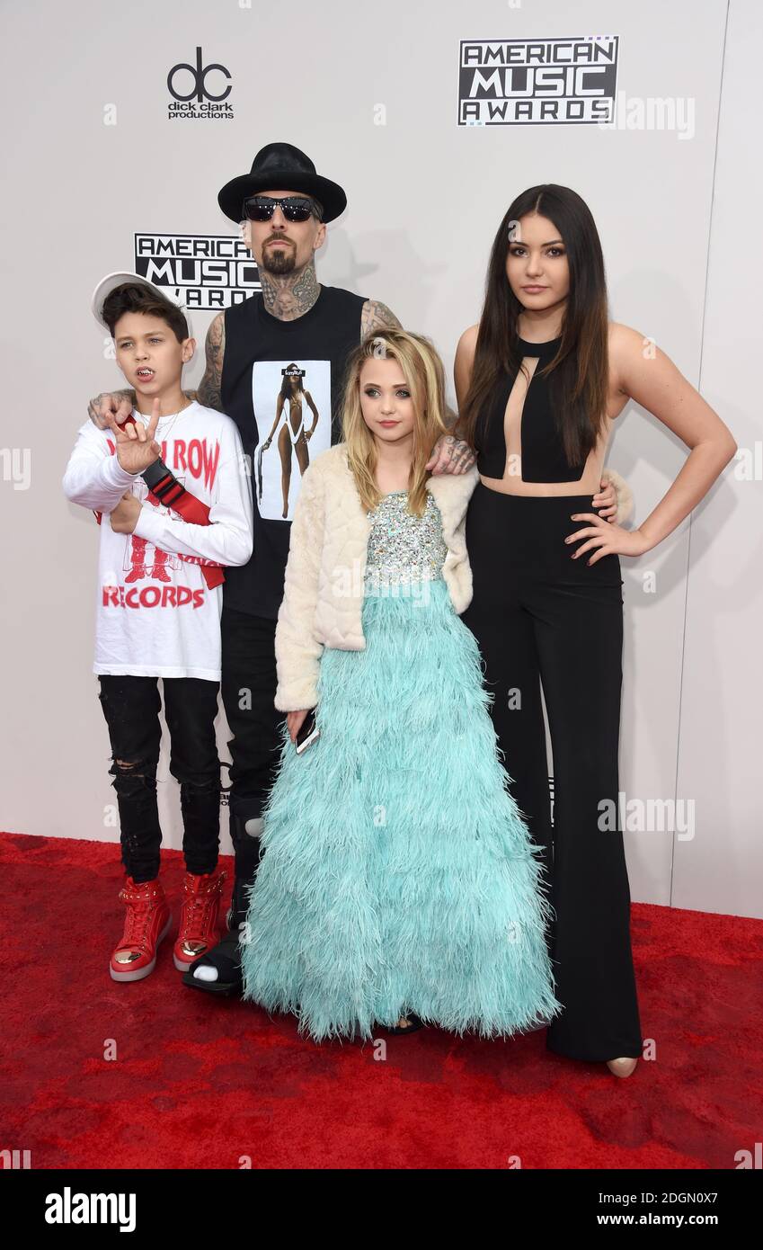 Travis Barker et sa famille arrivent pour les American Music Awards 2016 au Microsoft Theatre de Los Angeles, aux États-Unis. . Le crédit photo devrait se lire comme suit : Doug Peters/EMPICS Entertainment Banque D'Images