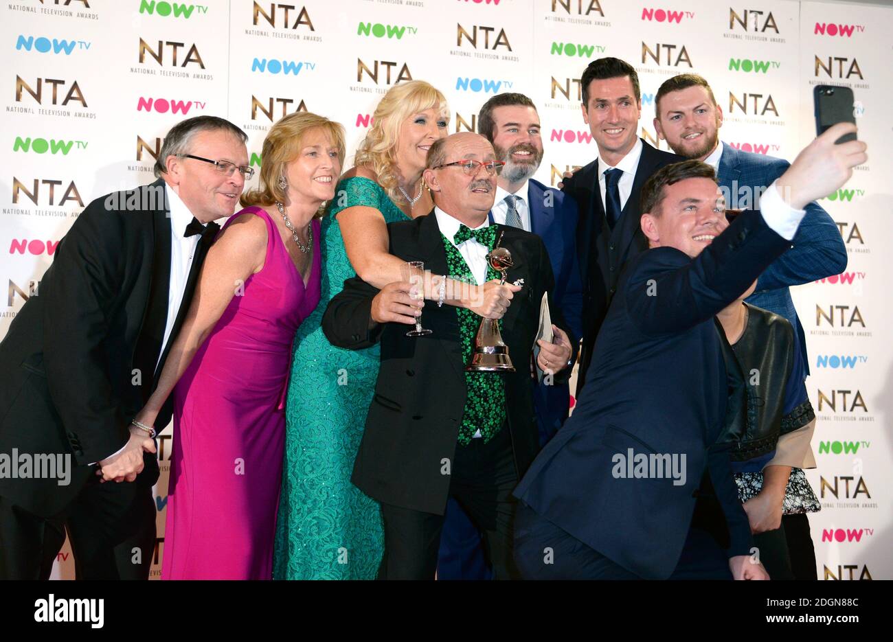 Brendan O'Carroll, l'épouse Jennifer Gibney et la troupe de Mme Browns Boys avec le prix de la meilleure comédie dans la salle de presse aux National Television Awards 2017 qui se tiennent à l'O2, Londres. Le crédit photo devrait se lire comme suit : Doug Peters/EMPICS Entertainment Banque D'Images