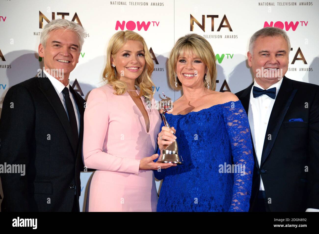 Holly Willoughby, Phillip Schofield, Ruth Langsford et Eamonn Holmes avec le prix du meilleur Live Magazine Show dans la salle de presse aux National Television Awards 2017 qui se tiennent à l'O2, Londres. Le crédit photo devrait se lire comme suit : Doug Peters/EMPICS Entertainment Banque D'Images