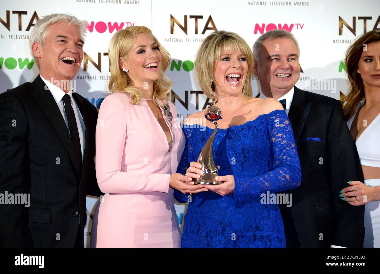 Holly Willoughby, Phillip Schofield, Ruth Langsford et Eamonn Holmes avec le prix du meilleur Live Magazine Show dans la salle de presse aux National Television Awards 2017 qui se tiennent à l'O2, Londres. Le crédit photo devrait se lire comme suit : Doug Peters/EMPICS Entertainment Banque D'Images