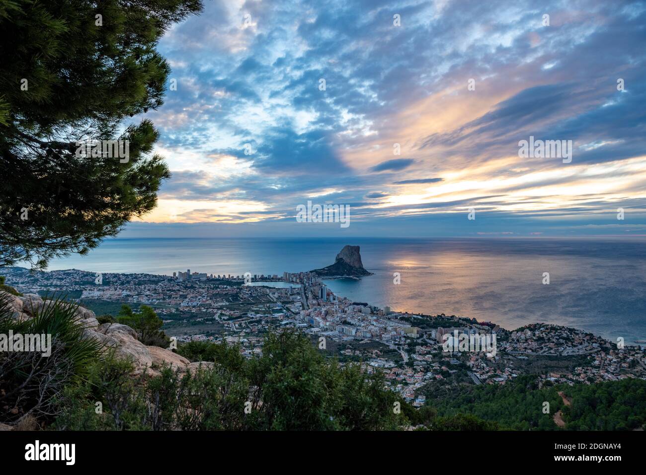 Lever de soleil derrière la formation rocheuse Penon de Ifach (Penyal d'Ifach), Calpe, province d'Alicante, Costa Blanca, Espagne Banque D'Images