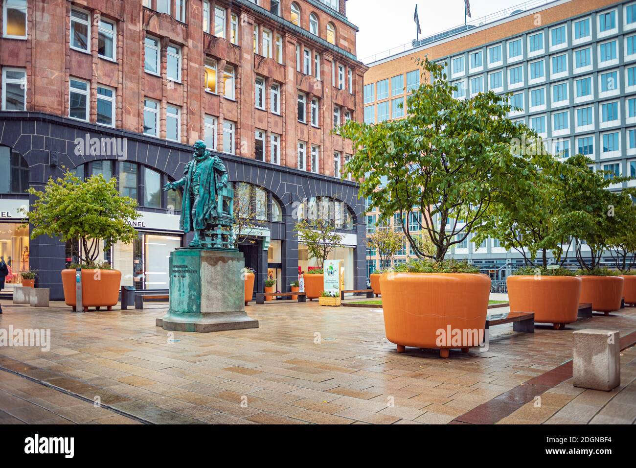 HAMBOURG, ALLEMAGNE - VERS AOÛT 2020 : place Buergermeister-Petersen de Hambourg, Allemagne. Banque D'Images