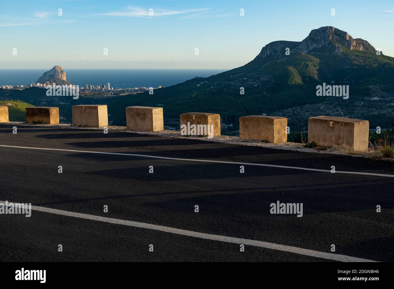 Route de montagne sinueuse vide et village de Calpe en arrière-plan, Costa Blanca, village de Pinos, province d'Alicante, Espagne Banque D'Images