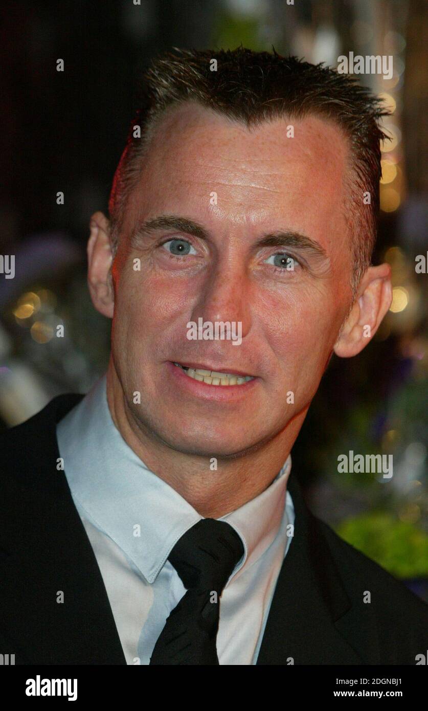 Gary Rhodes arrive aux 2002 TV moments, BBC Television Center, Londres. Vue de dessus. DOUG Peters/allaction.co.uk Banque D'Images