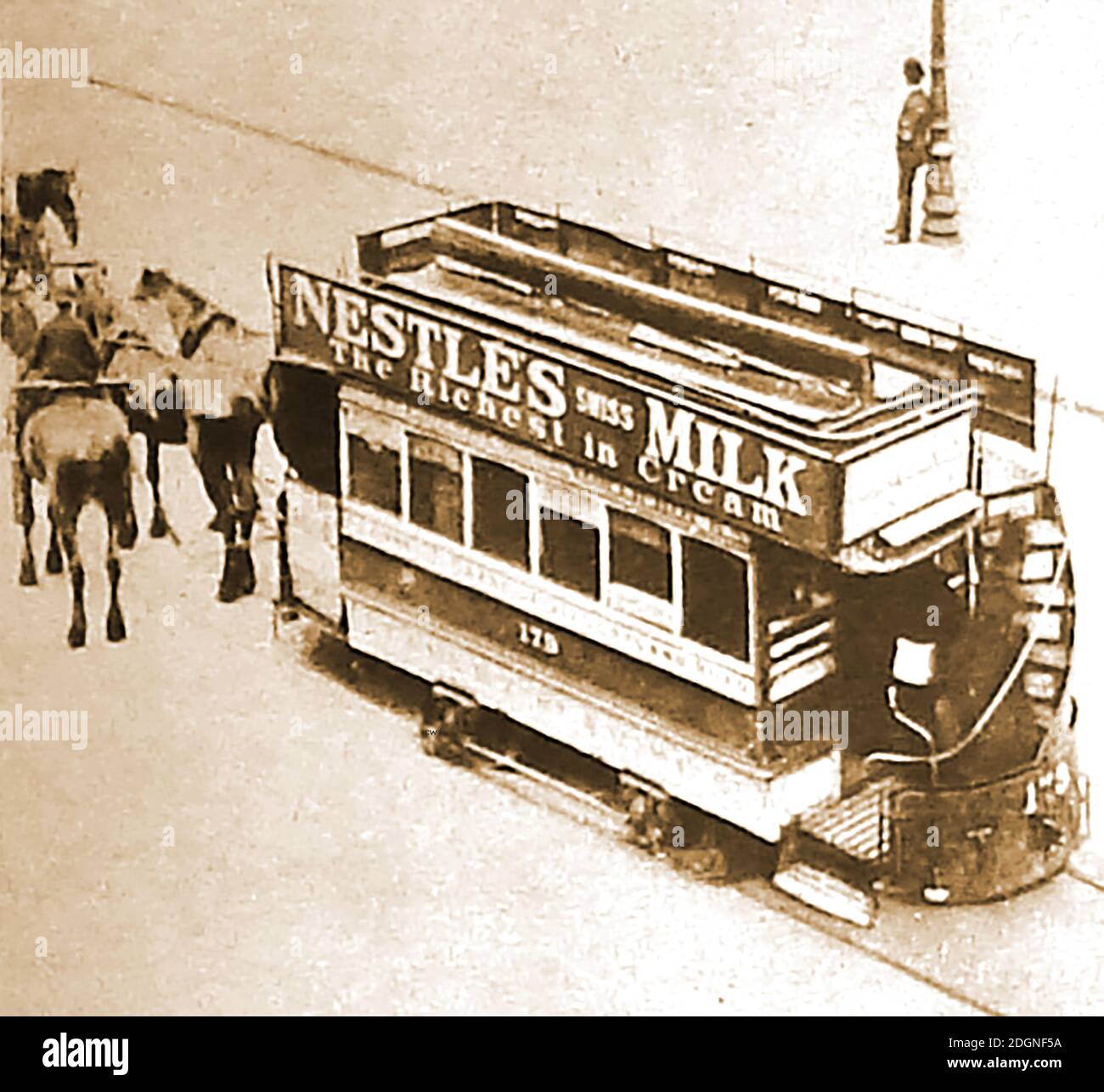 Un tramway victorien tiré par des chevaux (No 173) , la publicité niche le lait. ---- américain, George Francis train a introduit les tramways à Birkenhead pour la première fois en 1860, mais il a été emprisonné pour avoir "brisé et blessé" l'autoroute avec lui lorsqu'il a posé des voies de tramway sur les routes de Londres. Après une loi du Parlement de 1870 a facilité la création de nombreuses compagnies de tramway dessinées par des chevaux.le dernier tramway tiré par des chevaux a pris fin à Londres en 1915 Banque D'Images