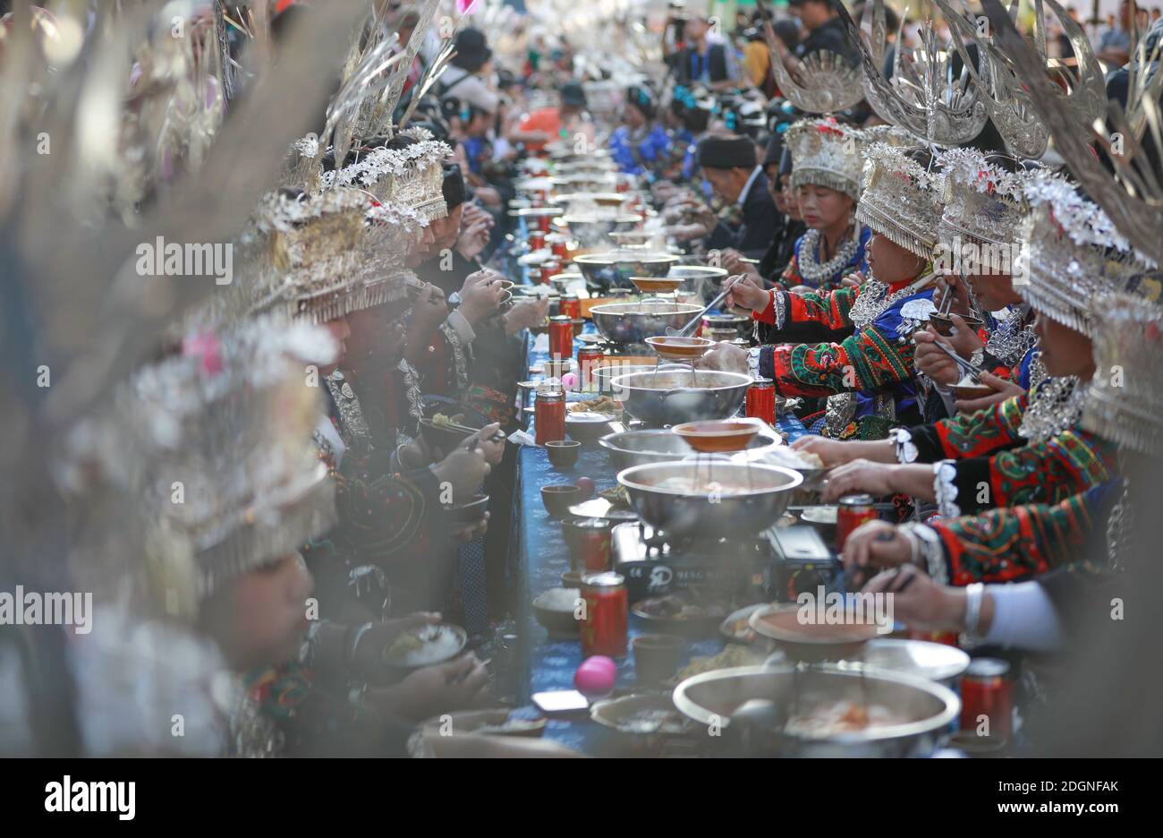Près de 1,000 personnes Hmong se déguisent en magnifiques costumes ethniques pour célébrer le nouvel an Hmong dans le comté de Leishan, Qiandongnan Miao et Dong Autonomous Banque D'Images