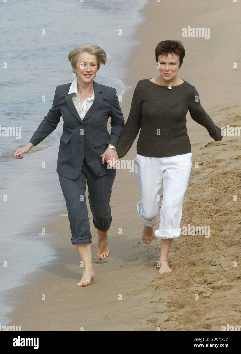 Julie Walter et Helen Mirren à Cannes pour promouvoir leur nouveau film Calender Girls. Pleine longueur, drôle. © Doug Peters@allaction.co.uk Banque D'Images