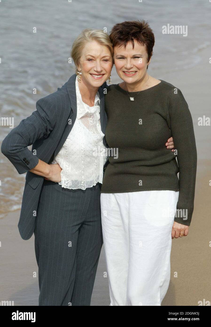 Julie Walter et Helen Mirren à Cannes pour promouvoir leur nouveau film Calender Girls. Trois quarts de longueur. © Doug Peters@allaction.co.uk Banque D'Images