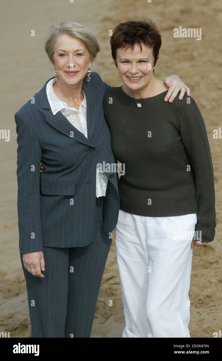 Julie Walter et Helen Mirren à Cannes pour promouvoir leur nouveau film Calender Girls. Trois quarts de longueur. © Doug Peters@allaction.co.uk Banque D'Images