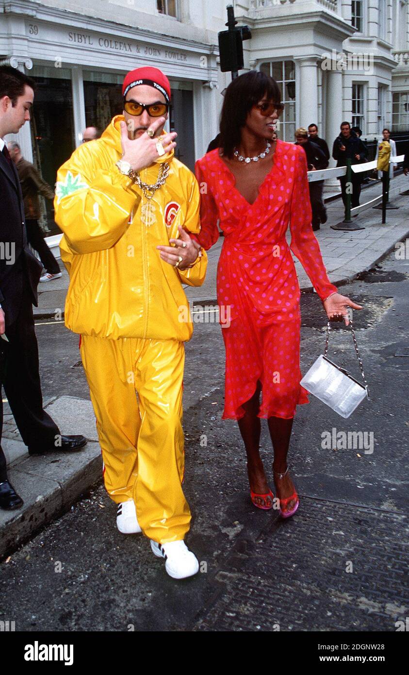 ALI G et Naomi Campbell magasinent ensemble à Londres. Longueur totale. Costume jaune, robe rouge, geste. DOUG Peters/allaction.co.uk Banque D'Images
