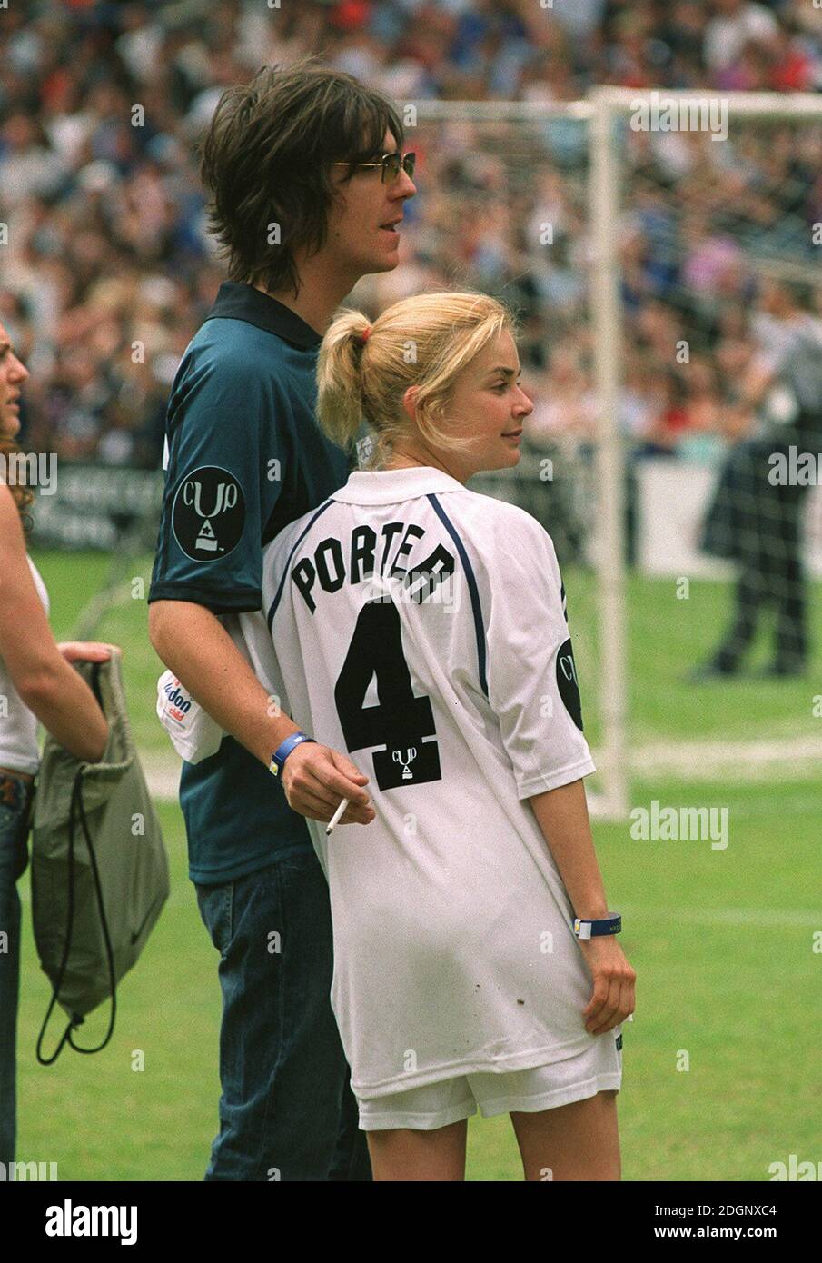 Gail porter avec le fiancé Dan Hipsgrave de Toploader au concours de football de l'industrie de la musique Soccer six Charity, qui s'est tenu au stade Stamford Bridge du FC Chelsea, à Londres. Mi-longueur. Tenue de football. Banque D'Images