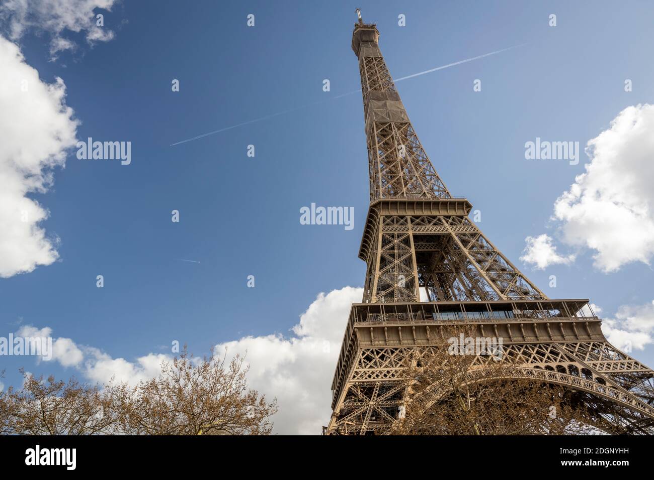 La Tour Eiffel et les nuages Banque D'Images