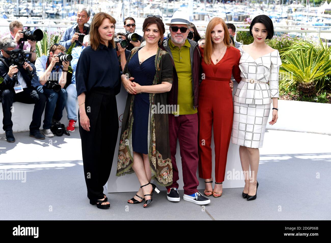 Maren Ade (à gauche), Agnes Jaoui (deuxième à gauche), Pedro Almodovar (au centre), Jessica Chastain (deuxième à droite) et Fan Bingbing (à droite) participant au Festival de Cannes jury Photocall dans le cadre du 70e Festival du film de Cannes. Le crédit photo devrait se lire comme suit : Doug Peters/EMPICS Entertainment Banque D'Images